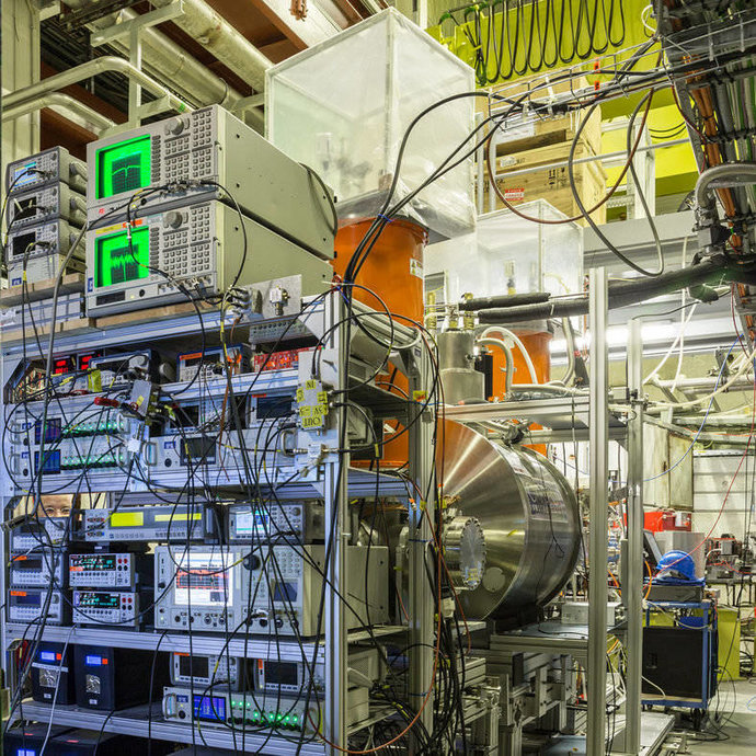 BASE experiment at the CERN antiproton decelerator in Geneva: Visible in the image are the control equipment, the superconducting magnet that houses the Penning trap, and the antiproton transfer beam tube. 