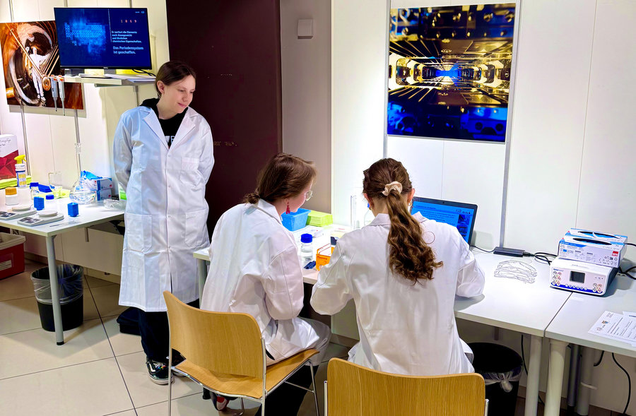 Schüler*innen-Labor im SCIENCE POP-UP mit einem Versuch für die gymnasiale Oberstufe. Schüler*innen-Labor im SCIENCE POP-UP mit einem Versuch für die gymnasiale Oberstufe.