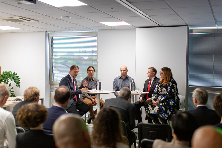 Roundtable discussion on the future of FAIR, opportunities for continued Slovenian participation, and the broader importance of public-private partnerships in advancing European research and technology Podiumsdiskussion über die Zukunft von FAIR, die Möglichkeiten für eine weitere Beteiligung Sloweniens und die allgemeine Bedeutung öffentlich-privater Partnerschaften für die Förderung der europäischen Forschung und Technologie