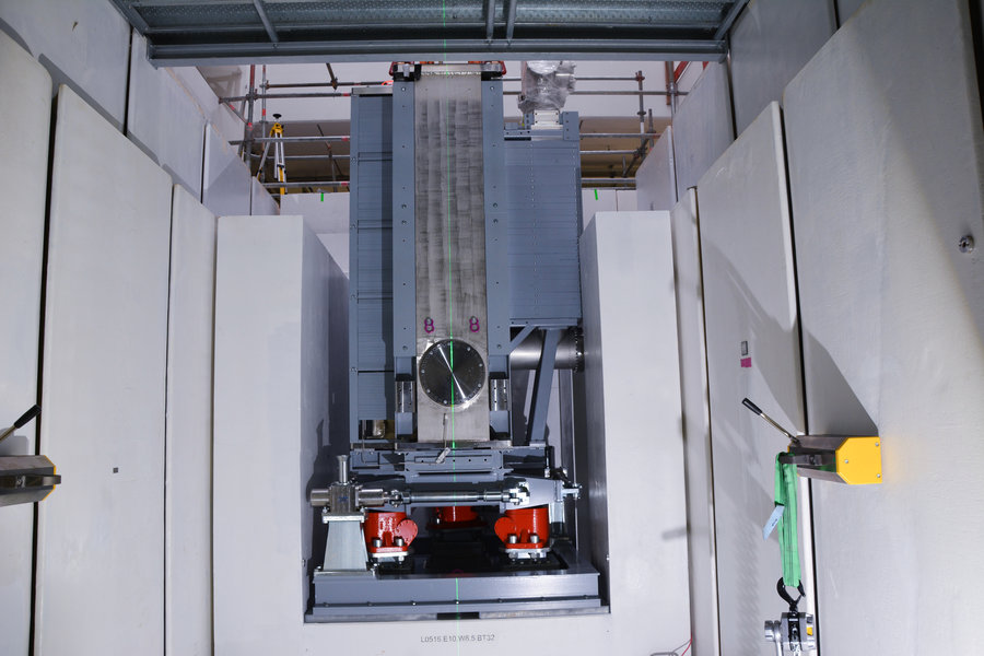 Successful millimeter precision Die Targetkammer steht an ihrem endgültigen Platz im Tunnel.