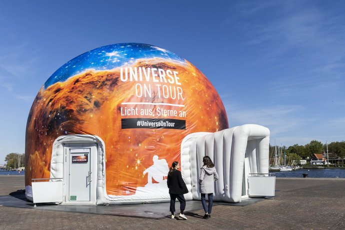 Mit dem mobilen Planetarium reist "Universe on Tour" druch Deutschland.