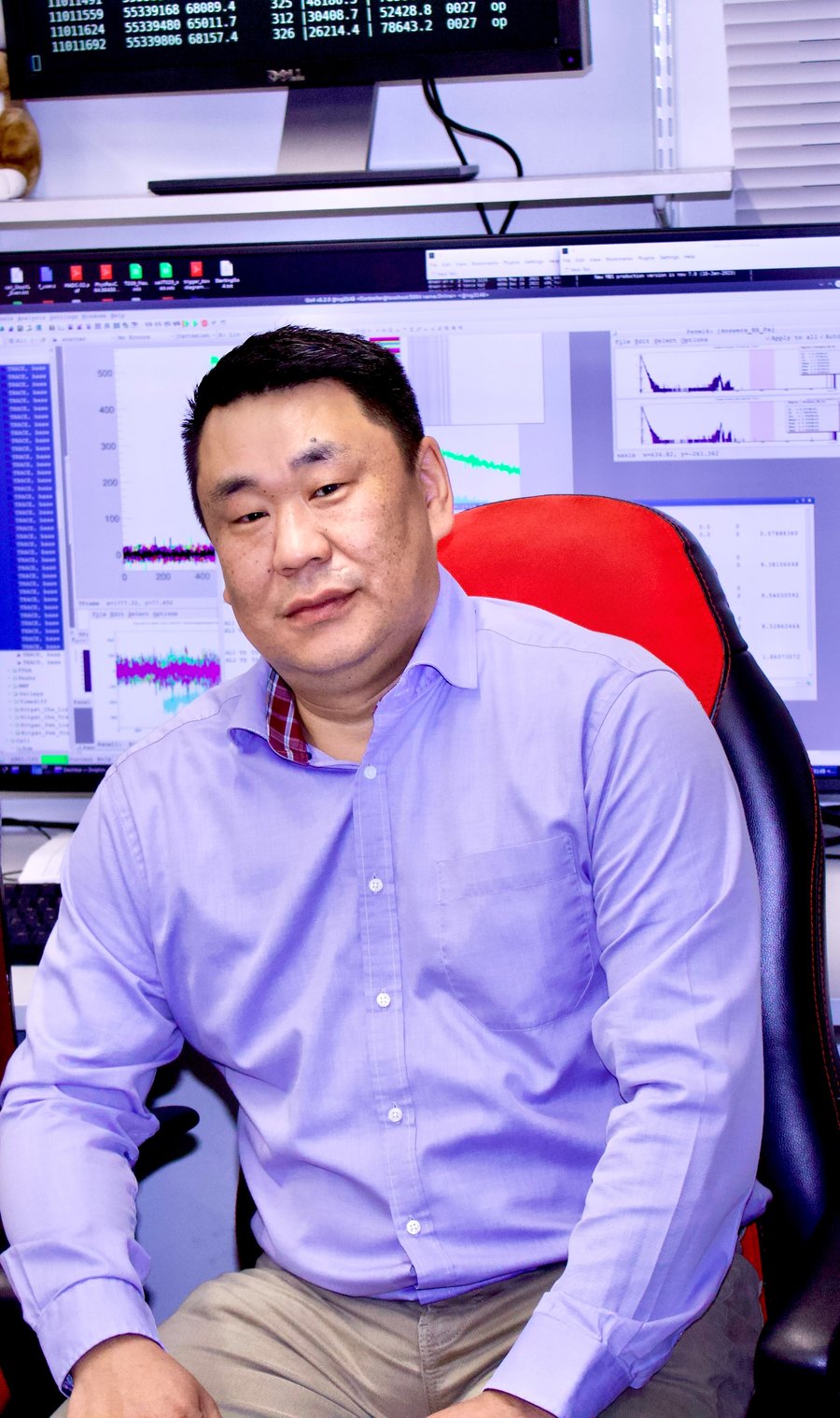 Dr. Jadambaa Khuyagbaatar Ein Mann sitzt vor einer Konsole.