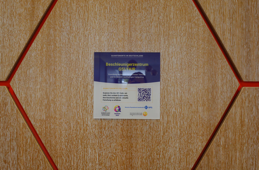 Die Quantenort-Plakatte an ihrem Standort im GSI/FAIR-Foyer