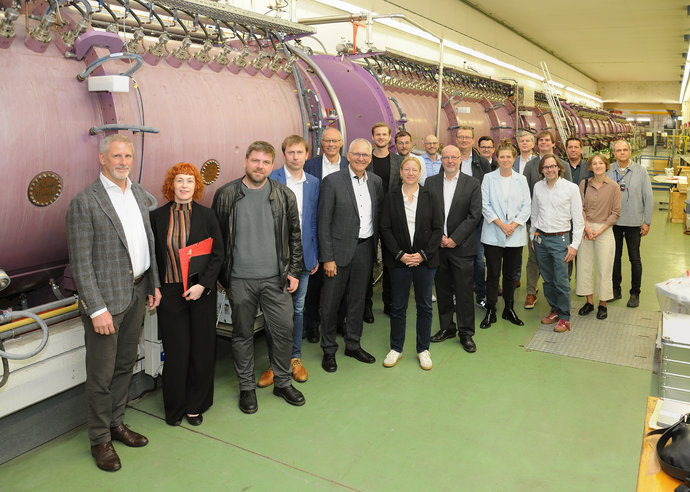 The guests and the Management of GSI and FAIR at the linear accelerator UNILAC.