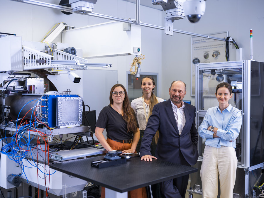 ERC-Grant-Empfänger Professor Marco Durante mit einem Teil seines BARB-Team an der GSI/FAIR-Biophysik