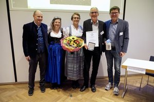 Preisübergabe durch die Organisator*innen der Jahrestagung und den Vorstand der DeGBS.