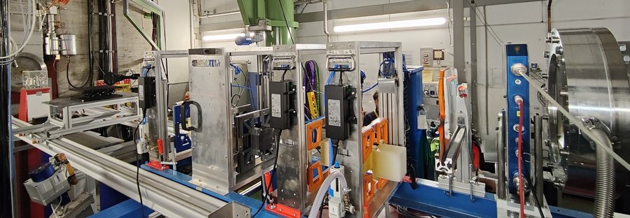 Auf einem System aus Alustangen sind kurz hintereinander mehrere rechteckige Halterungen montiert.