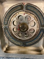 Das TASCA Targetrad mit einem Durchmesser von 10 cm und den vier Segmenten mit Blei-208 auf 500 nm dünnen Kohlenstofffolien. Der intensive Chrom-52 Strahl hat die Morphologie der bestrahlten Bereiche verändert, sichtbar an der Verfärbung.