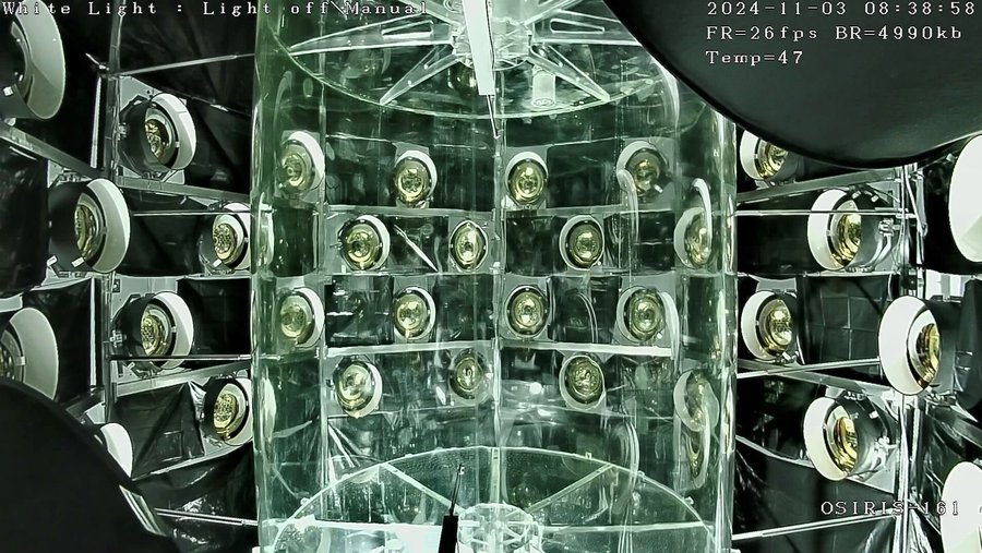 Innenansicht des OSIRIS-Detektors zur Überwachung der radioaktiven Reinheit des Szintillators während der Füllphase von JUNO Innenansicht des OSIRIS-Detektors zur Überwachung der radioaktiven Reinheit des Szintillators während der Füllphase von JUNO