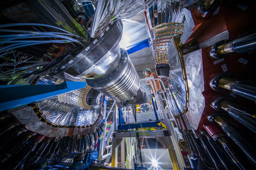 WASA experiment at GSI/FAIR Ein Mann steht an einem komplexen technischen Aufbau.