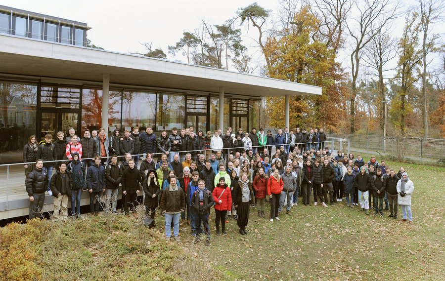 Gruppenfoto der Teilnehmenden von Saturday Morning Physics 2023