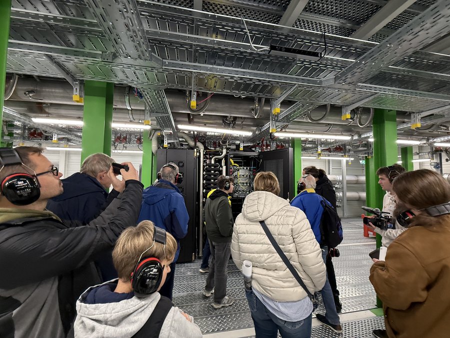 Besuch des Rechnersystems mit direkter Wasserkühlung Besuch des Rechnersystems mit direkter Wasserkühlung