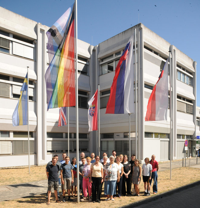Die Regenbogenflagge auf dem GSI/FAIR-Campus.