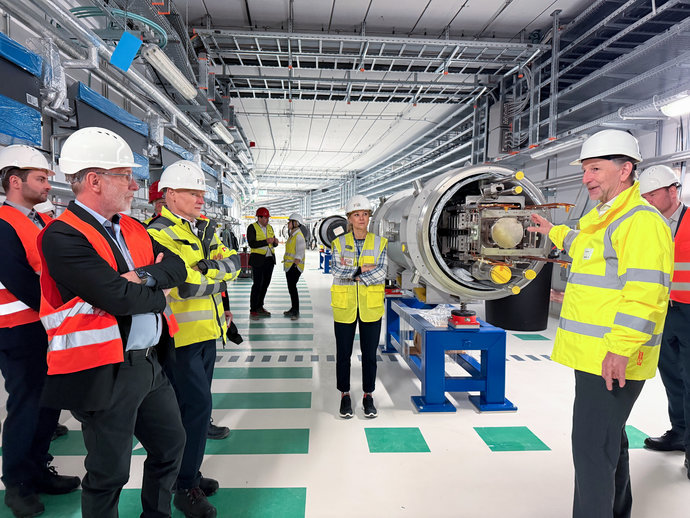 Der Helmholtz-Präsident Martin Keller (l.) besichtigte den FAIR-Ringebeschleuniger und viele weitere Stationen auf dem FAIR-Areal und dem GSI-Campus.