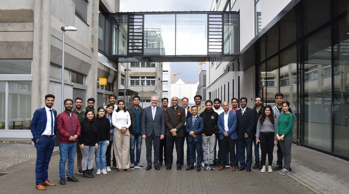Group photo together with Indian students, researchers and employees of FAIR.