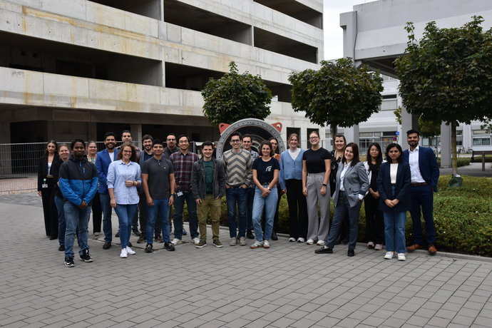 Gruppenfoto der Teilnehmenden auf dem GSI/FAIR-Campus.
