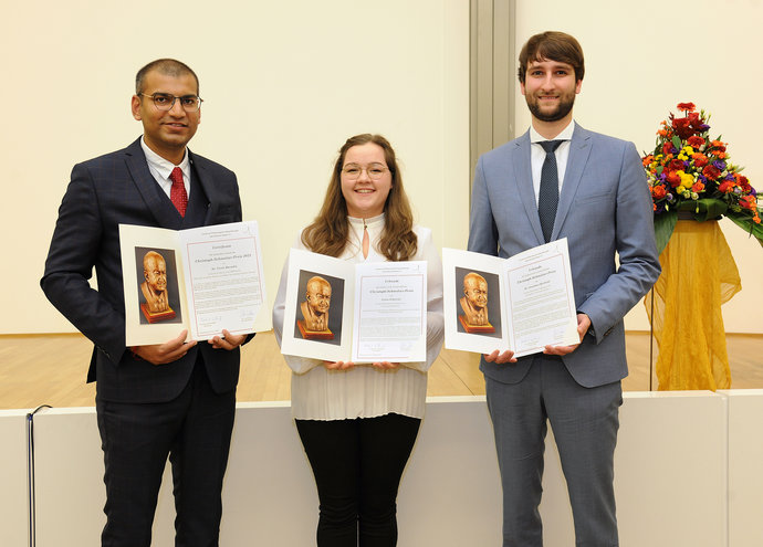 Dr. Vivek Maradia, ETH Zürich, Luisa Schweins, University Heidelberg, and Dr. Jonathan Berthold, University Dresden, (from left) receive the Schmelzer Prize 2023.