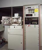 Edwards Auto 500: DC u. RF Magnetronsputtern On the picture you see an Edwards Auto 500 coating plant equipped with DC and RF magnetron sputtering sources.