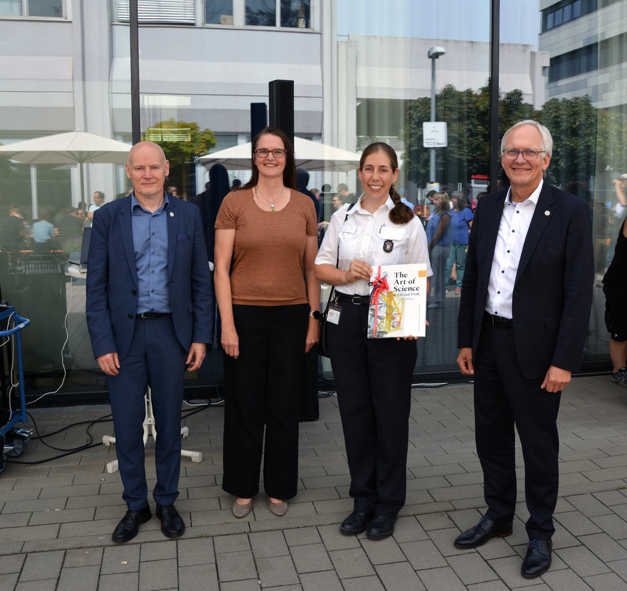 Die GSI/FAIR-Geschäftsführung dankt stellvertretend der Einsatzleiterin Johanna Herdt (3.v.l.)