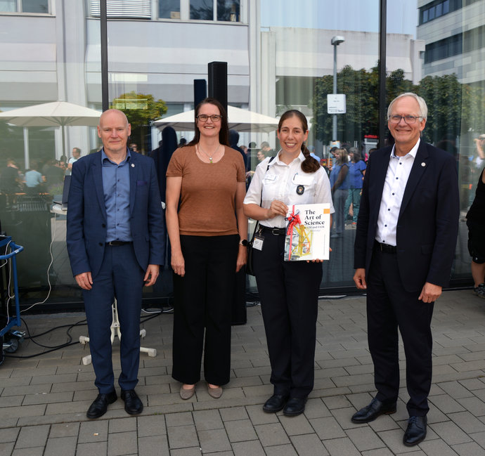Die GSI/FAIR-Geschäftsführung dankt stellvertretend der Einsatzleiterin Johanna Herdt (3.v.l.)