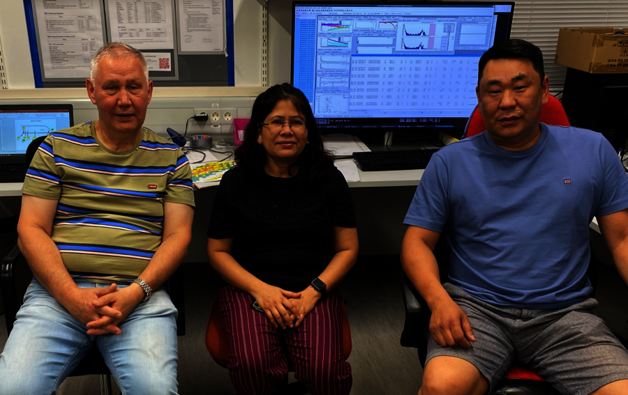 Drei Experimentbeteiligte im TASCA Kontrollraum (v.l.n.r.): Dr. Alexander Yakushev von GSI Darmstadt, Sprecher des Experiments; Dr. Moumita Maiti von IIT Roorkee (Indien) und Dr. Jadambaa Khuyagbaatar von GSI.