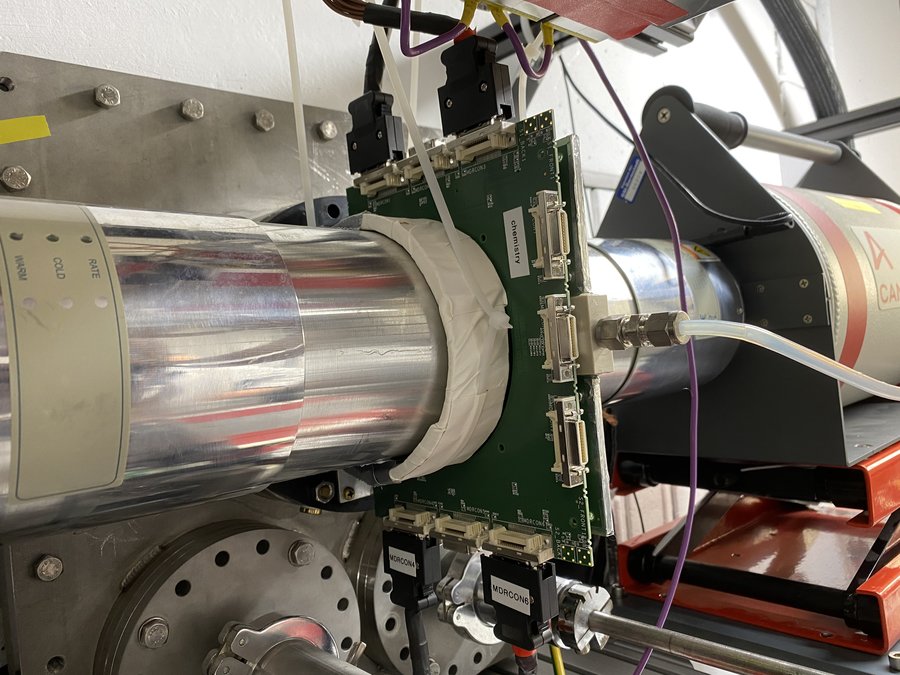 Experimentaufbau hinter dem TASCA-Separator: der erste Detektor hinter der Reaktionskammer, umgeben von zwei Germaniumdetektoren.