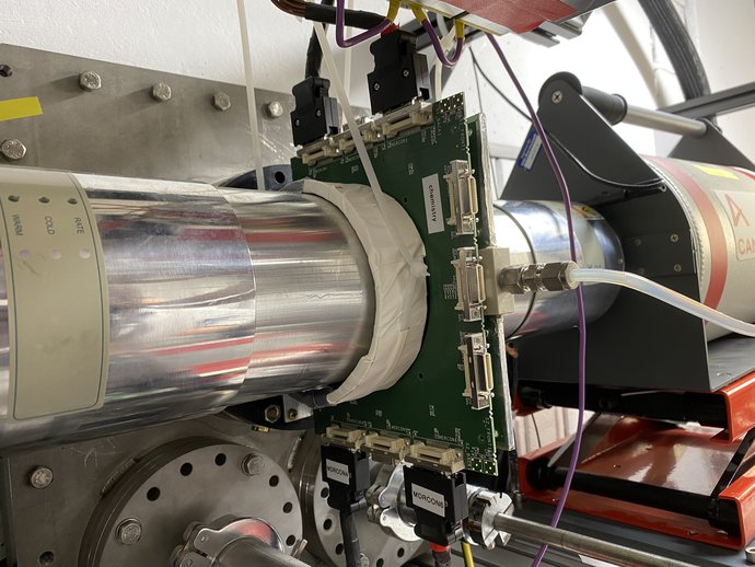 Experimentaufbau hinter dem TASCA-Separator: der erste Detektor hinter der Reaktionskammer, umgeben von zwei Germaniumdetektoren. 