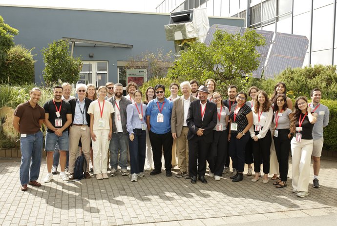 Die Teilnehmenden der Summer School 2026 von ESA und FAIR auf dem Gelände des ESA-Satellitenkontrollzentrums ESOC.
