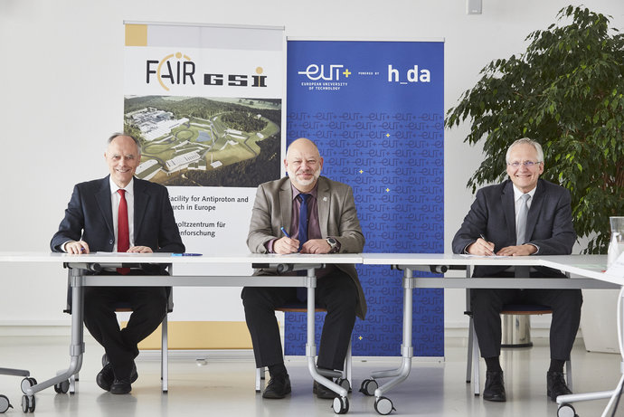 Contract signing: f.l.t.r. Prof. Dr. Paolo Giubellino, Scientifc Managing Director GSI and FAIR, Prof. Dr. Arnd Steinmetz, President of Darmstadt University of Applied Sciences, Jörg Blaurock, Technical Managing Director GSI and FAIR.