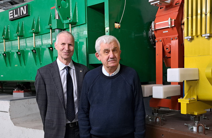 Zwei Männer stehen vor einem grünen und einem gelben Magneten des GSI-Fragmentseparators.