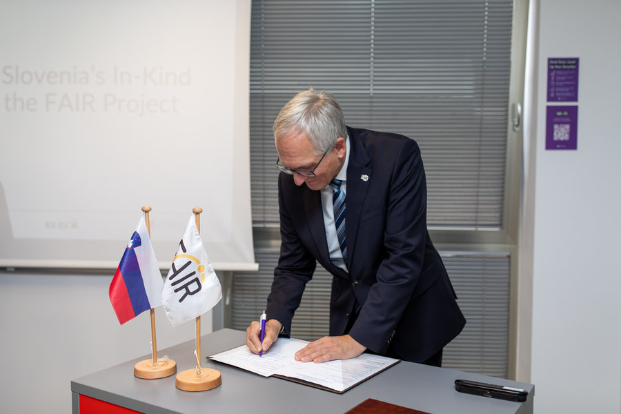 Jörg Blaurock, Technical Managing Director, signs the documents Jörg Blaurock, Technischer Geschäftsführer von GSI und FAIR, bei der Unterzeichnung
