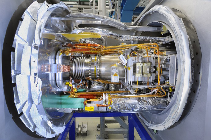 End cap: Connection area of the bypass line with the superconducting magnet system.