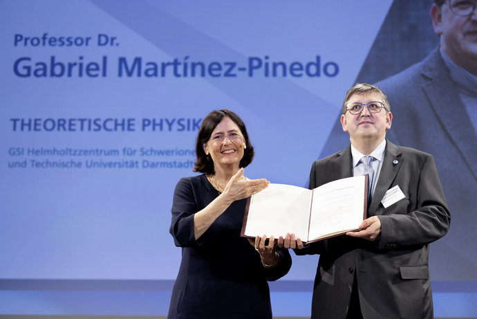 Prof. Dr. Gabriel Martínez-Pinedo with DFG President Prof. Dr. Katja Becker.
