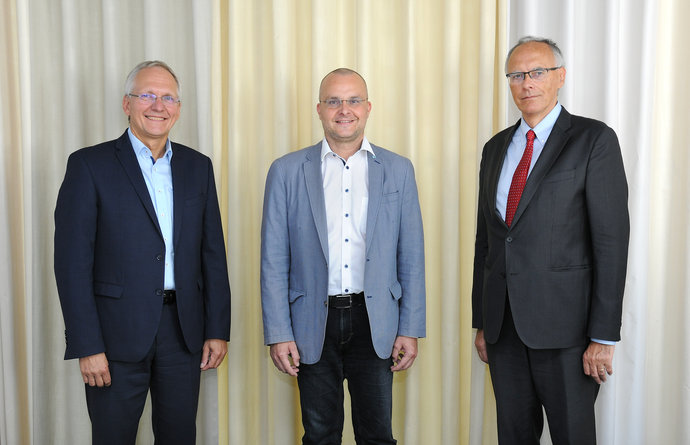 Group picture, f. l.: Jörg Blaurock, Technical Managing Director of GSI and FAIR, member of the Bundestag Marcus Bühl, Professor Paolo Giubellino, Scientific Managing Director of GSI and FAIR.