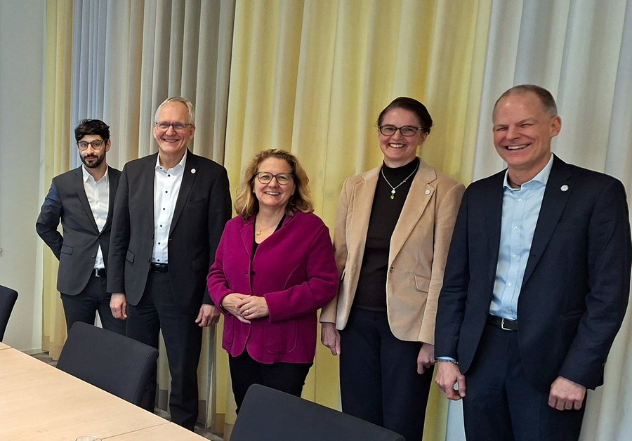 Bijan Kaffenberger (1.v.l.) und Svenja Schulze (3.v.l.) zu Gast bei GSI/FAIR.