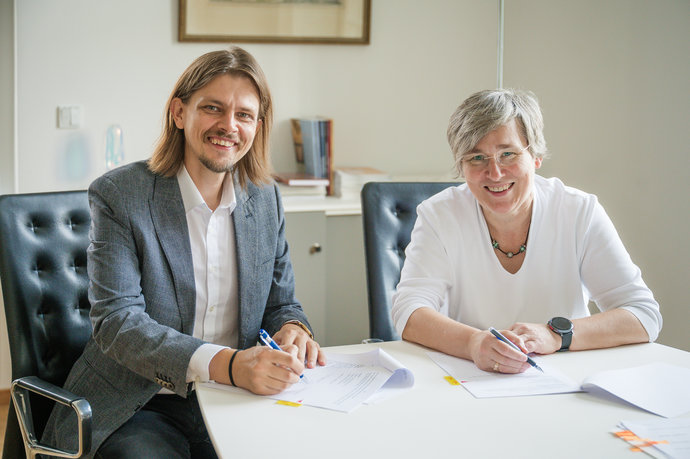 Professor Maxim Mai und JLU-Präsidentin Professorin Katharina Lorenz bei der Unterzeichnung. Professor Maxim Mai und JLU-Präsidentin Professorin Katharina Lorenz bei der Unterzeichnung.