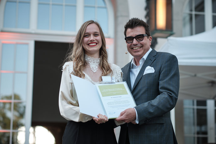 Awarding of the prize to Dr. Francesca Luoni by Matthias W. Send, Chairman Board of the Vereinigung von Freunden der Technischen Universität zu Darmstadtb e.V.