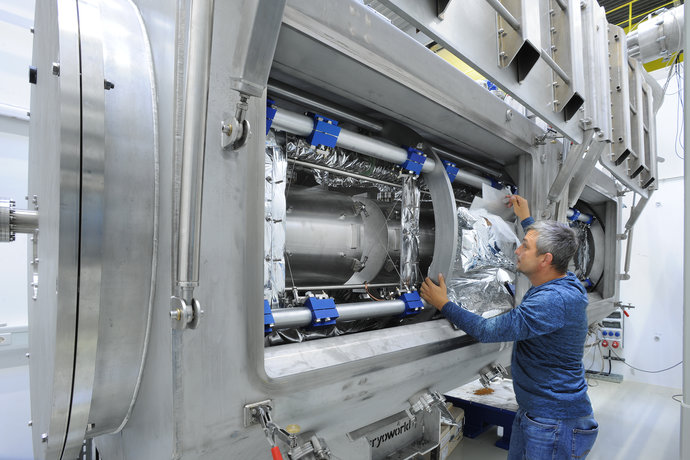 Das erste Kryomodul CM1 von HELIAC: Durch die rechteckigen Türen sind die supraleitenden Solenoide und Kavitäten sichtbar.