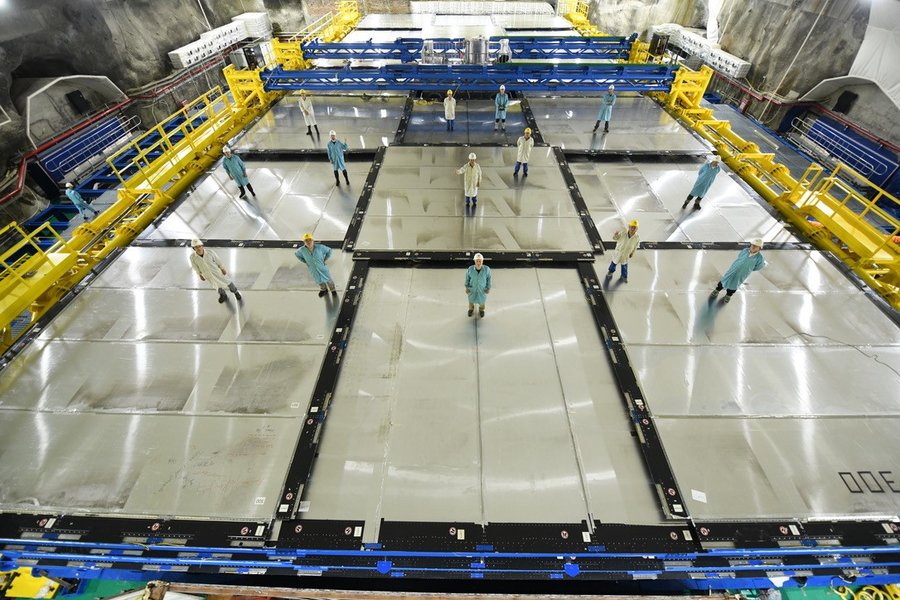 Top-Tracker-Detektor über dem Wasserbecken Top-Tracker-Detektor über dem Wasserbecken