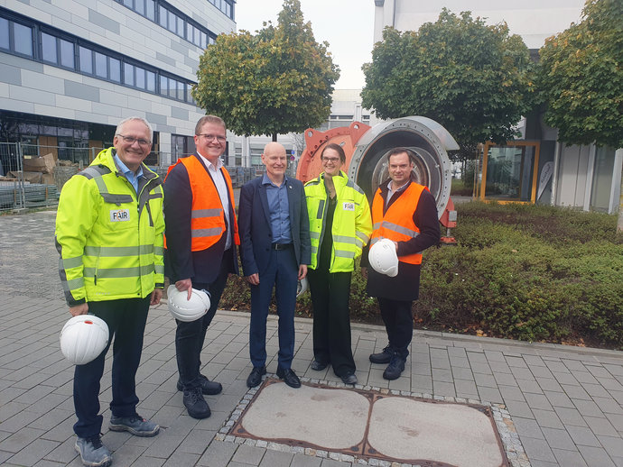 Hessian State Parliament Member Sebastian Sommer (CDU) (2nd from left) visited GSI/FAIR together with his Head of Office, Daniel Georgi (r.). They were welcomed by the GSI/FAIR management.