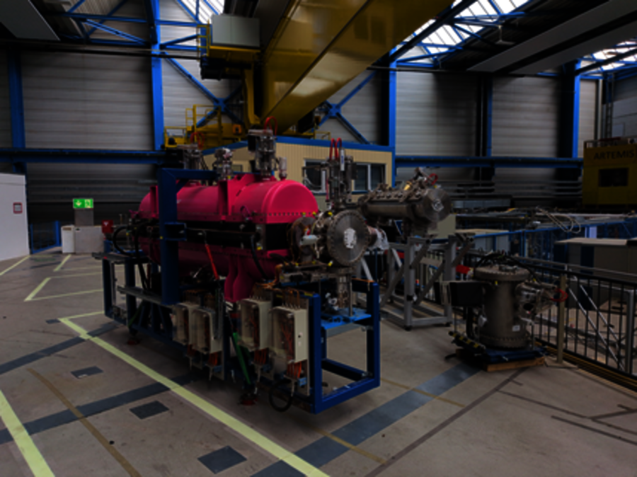 Die HITRAP-Beschleunigerkomponenten nach ihrem Ausbau, bereit für ihre weitere Installation und Nutzung in der FAIR-Inbetriebnahme.