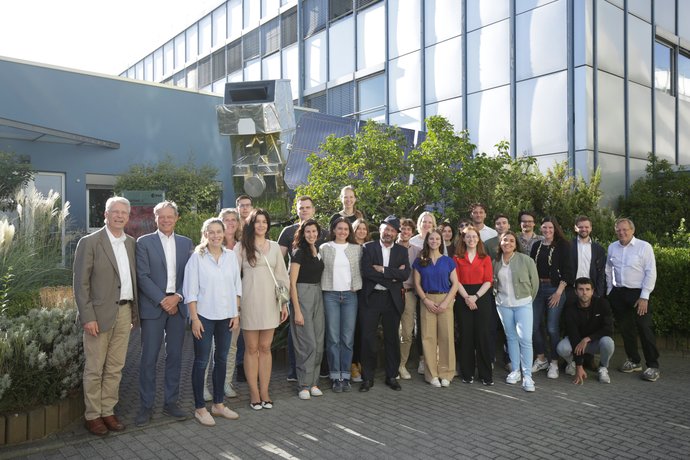 The participants of the ESA-FAIR Summer School 2025 on the sites of ESA‘s European Space Operations Center ESOC.