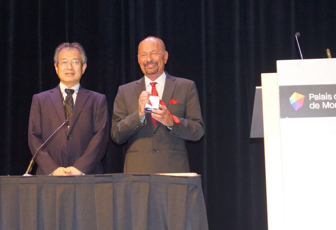 Preisverleihung: IARR-Präsident Professor Yoshiya Shimada (links) und Professor Marco Durante.