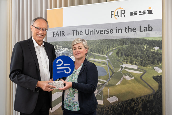 Professor Paolo Giubellino, Wissenschaftlicher Geschäftsführer von GSI und FAIR, nahm den Wissenspunkt von Silke Geschka-Rasbieler (Wissenschaftsstadt Darmstadt) entgegen. 